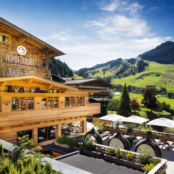 hotel alpinjuwel sommer lage terrasse saalbach