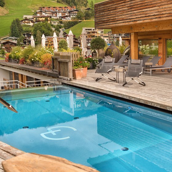 hotel saalbach hinterglemm sommer terrasse pool