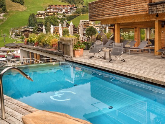 hotel saalbach hinterglemm sommer terrasse pool