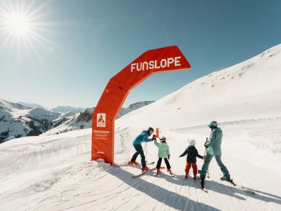 winterurlaub saalbach hinterglemm abenteuer hotel familie 4