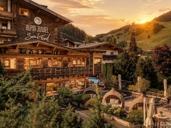 wellness hotel aussenansicht terrasse saalbach hinterglemm 1