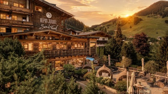 wellness hotel aussenansicht terrasse saalbach hinterglemm 1