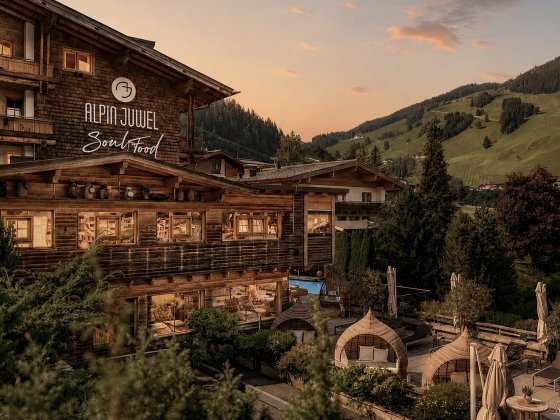 wellness hotel aussenansicht terrasse saalbach hinterglemm 12