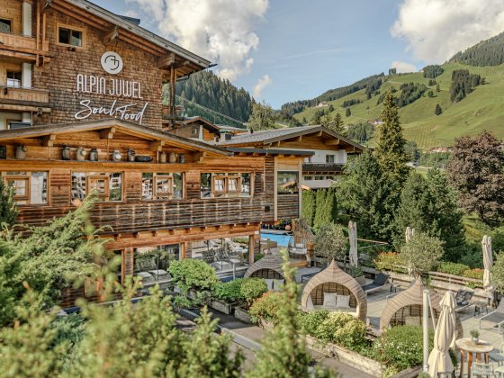 wellnesshotel aussenansicht terrasse saalbach hinterglemm 1