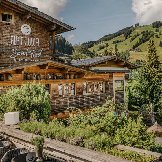 wellnesshotel aussenansicht terrasse saalbach hinterglemm 2