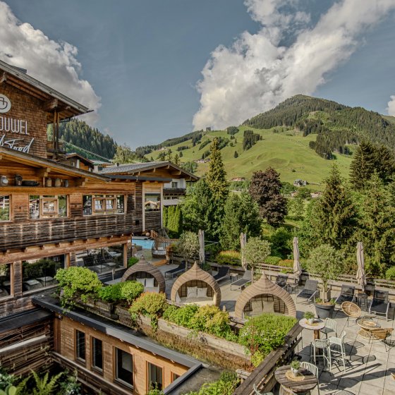 wellnesshotel aussenansicht terrasse saalbach hinterglemm 3