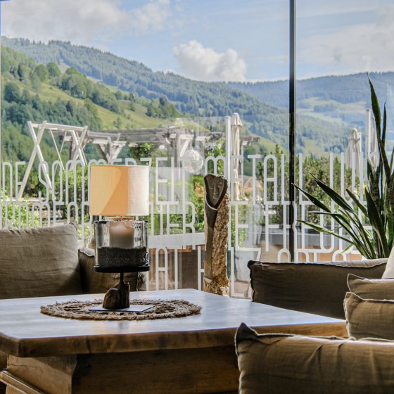 wellnesshotel rezeption lobby saalbach hinterglemm 1