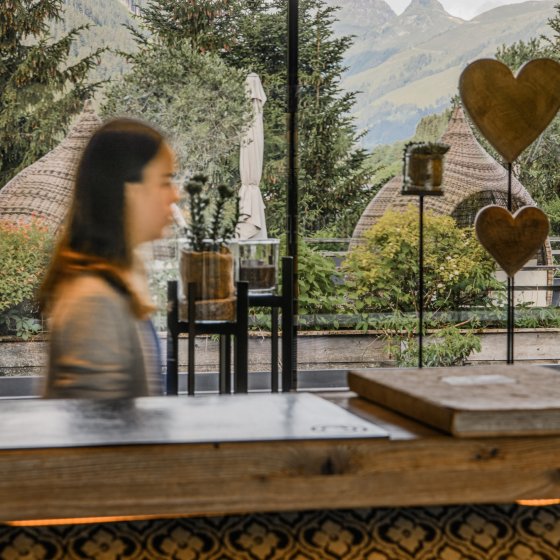 wellnesshotel rezeption lobby saalbach hinterglemm 2
