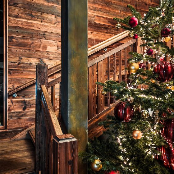 winter weihnachtsbaum holztreppe lichterkette rot