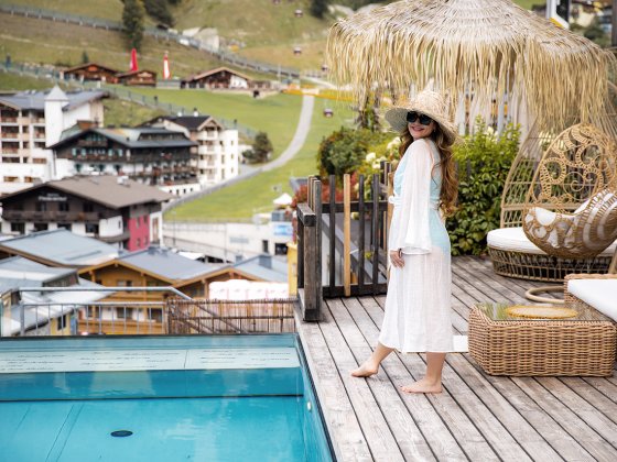 hotel alpinjuwel pool sommer saalbach hinterglemm