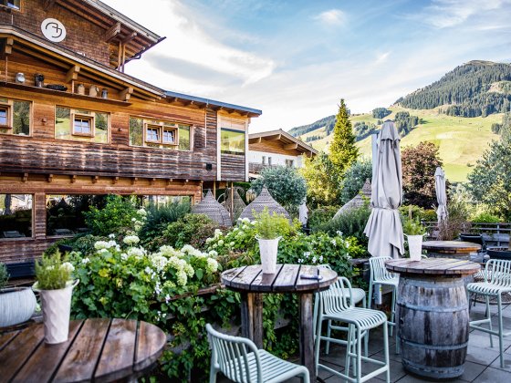 hotel alpinjuwel terrasse sommer saalbach hinterglemm 1712855649