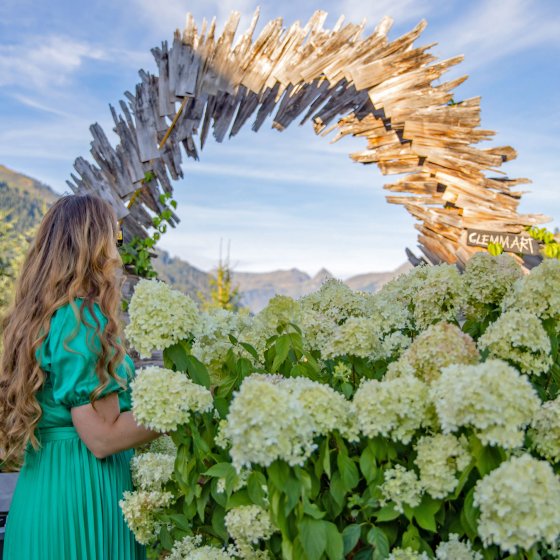 hotel saalbach hinterglemm detox frau sommer terrasse bogen