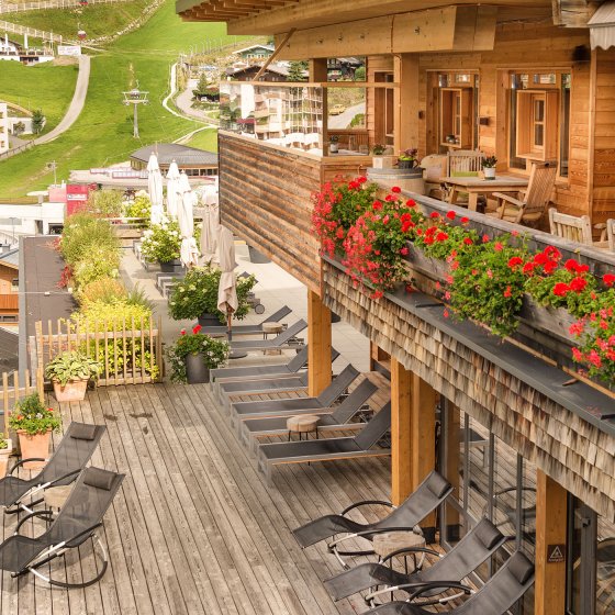 hotel saalbach hinterglemm sommer pool terrasse