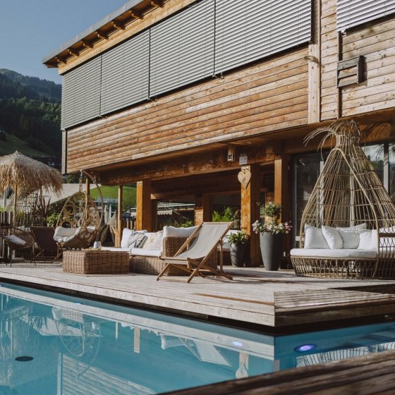 hotel saalbach hinterglemm sommer terrasse pool wellness