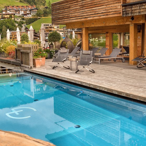 hotel saalbach hinterglemm sommer terrasse pool