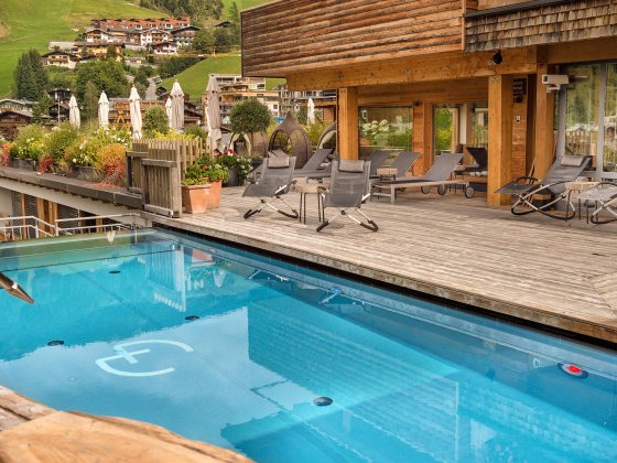 hotel saalbach hinterglemm sommer terrasse pool