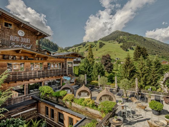hotel alpinjuwel aussenansicht wellnesshotel terrasse saalbach hinterglemm 3