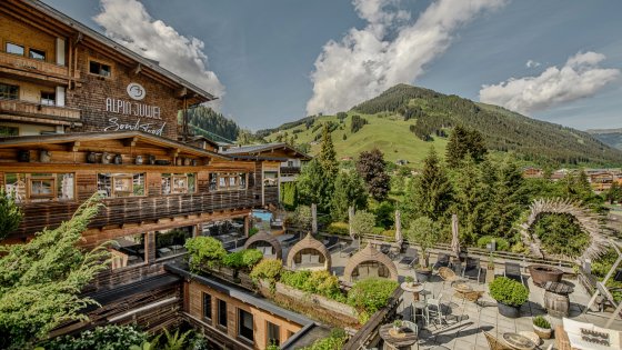 hotel alpinjuwel aussenansicht wellnesshotel terrasse saalbach hinterglemm 3
