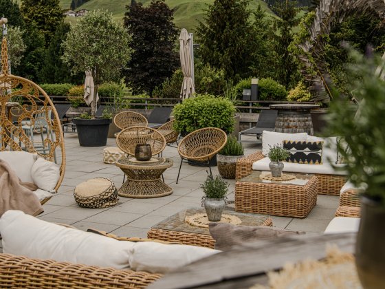 hotel alpinjuwel aussenansicht wellnesshotel terrasse saalbach hinterglemm 5