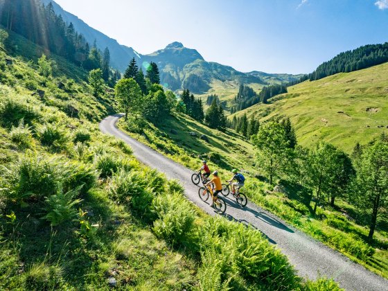 saalbach hinterglemm familienhotel radfahren