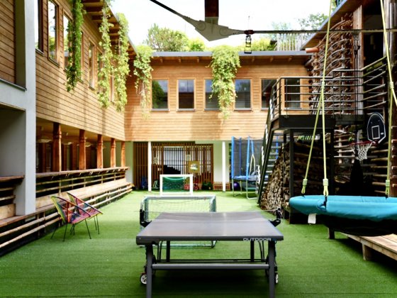saalbach hinterglemm familienhotel spielplatz innenhof 3