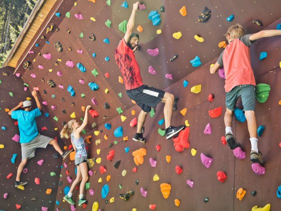 sommerurlaub saalbach hinterglemm kletterwand