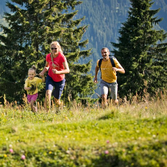 sommerurlaub saalbach hinterglemm wandern familie 4