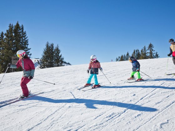 winterurlaub saalbach hinterglemm skifahren familie 10