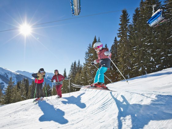 winterurlaub saalbach hinterglemm skifahren familie 6