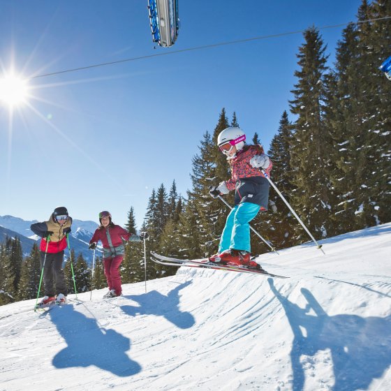 winterurlaub saalbach hinterglemm skifahren familie 6